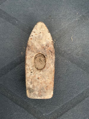 Hammer, Meget gammelt hammerhoved i jern. Det vejer ca. 7,8 kg. 

Længde: 21 cm.
Bredde:    8 cm.

S