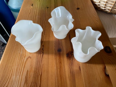 Glas, Vaser, 3 flotte hvide vaser.
Højde: 10 cm
Diameter: 8 cm
pris pr stk.