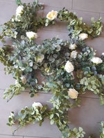 5 kunstige Eukalyptus Guirlande med hvide roser, Kunstig