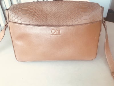 Crossbody, Chanel, læder, Smuk rummelig crossbody taske fra Oh by kopenhagen Fur, med guld hardware.
