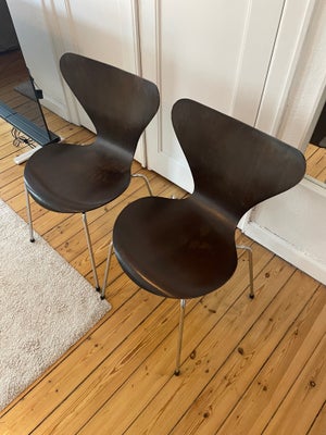 Arne Jacobsen, 7er stol, Stol, Arne Jacobsens klassiske 7er stole i mørk træ. Super fin stand med le