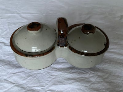 Keramik, Krukke, Skøn dobbelt marmelade-krukke med to låg med hul til skeer. I grå glasur med bruge 