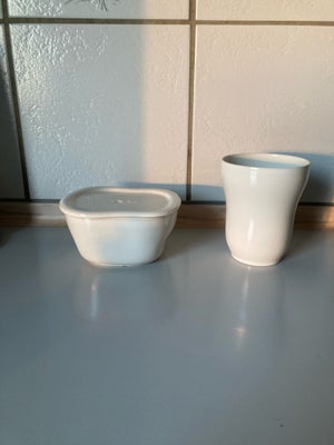 Porcelæn, Kähler skål + krus, Kähler, Priser fra 50,-kr

Mano skål med låg i råhvid porcelæn
Ovnfast
