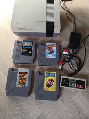 Nintendo NES, PAL, Super Fed NES med Super Mario 1, 2 og 3 !!!
Rush' n attack.

Original joypad
Av k