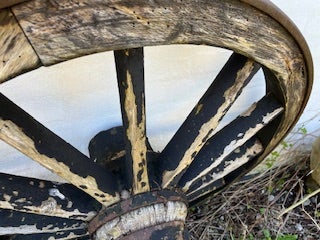 Andre samleobjekter, Hjul til hestevogn, Pænt gammelt hjul til hestevogn

Til dekoration.