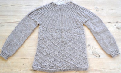 Sweater, Hjemmestrik, str. 36, Lys brun, 100 % uld, Ubrugt, Ubrugt hjemmestrikket lys brun sweater
s