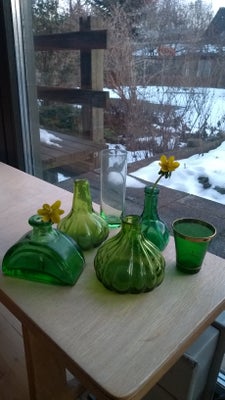 Glas, 6 små vaser, Samlet pris, 6 små glasvaser i fine grønne nuancer og smukke og sjove faconer. Fi