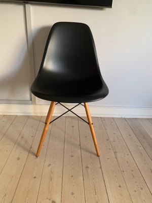 Spisebordsstol, Eames, Fire sorte Eames spisebordsstole med træben sælges samlet. Super pæn stand. 
