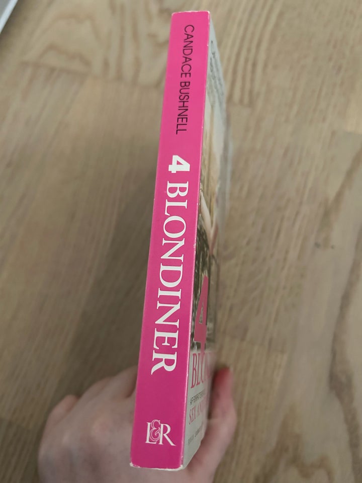 4 Blondiner, Candace Bushnell, genre: romantik