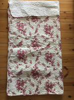 Sengetæppe, Quiltet sengetæppe med blomstermotiv i 100%