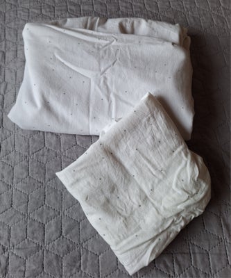 Sengetøj, Dette sengetøj er til 1 person og er hvidt med grå prikker Det fejler intet og lukkes med 
