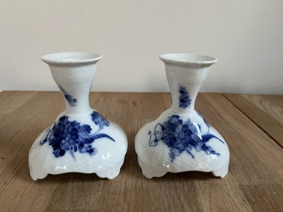 Porcelæn, Lysestager, Royal Copenhagen, To lysestager i blå blomst svejfet. De måler 10,5 cm i højde
