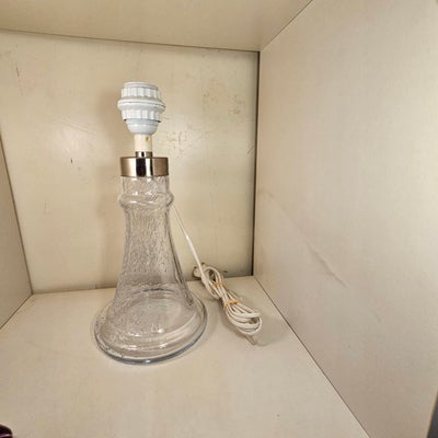 Lampe, Holmegård, Holmegård glas lampe i klart glas med bobler.
Den er 32 cm høj og fodens diameter 