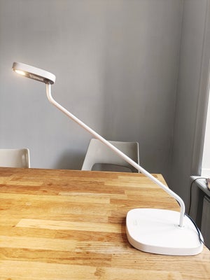 Arkitektlampe, Luxo, Luxo Trace bordlampe i hvid i næsten perfekt stand.

Lampen har et område på 5 