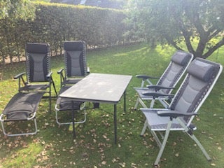 Camping bord og stole, Camping bord+ 4 stole.
Bord måler 80x120 cm.
De sorte stole er godt brugte.
S