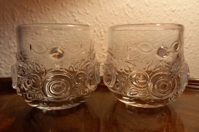 Glas, Lysestage, Bjørn Wiinblad, Et sæt lysestager i presset glas, de er i rigtig fin stand.
Nypris 