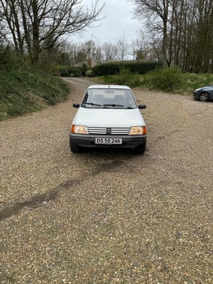 Peugeot 205, 1,1 XL, Benzin, 1990, km 150000, hvid, 3-dørs, 15" alufælge, Fin gammel Peugeot 205 sæl