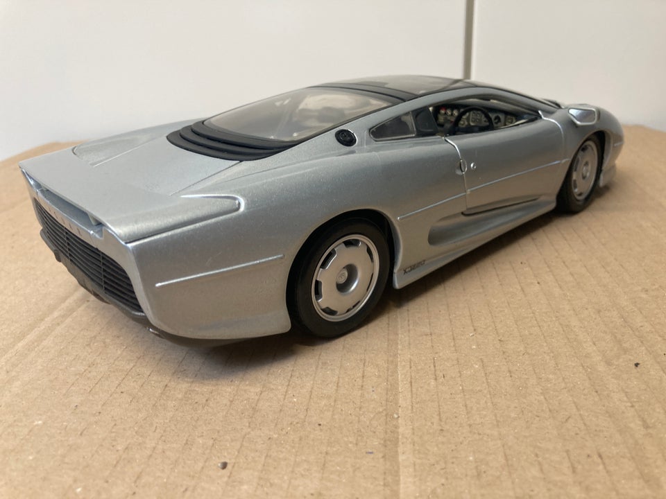 Modelbil, Jaguar XJ220 1/18, skala 1:18