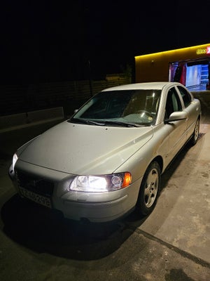 Volvo S60, 2,4 140, Benzin, 2006, km 290000, sølvmetal, træk, klimaanlæg, aircondition, ABS, airbag,