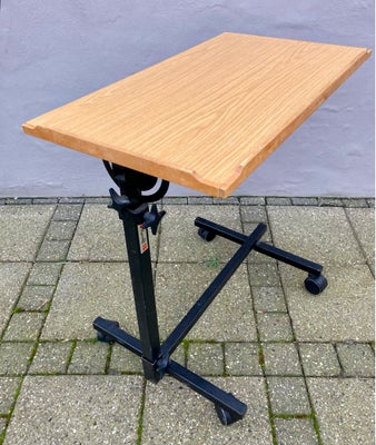 Rullebord, Kjærulff, Flot justerbart rullebord fra Kjærnulf. 
Størrelse: 
Længde 69 cm
Dybde 39 cm
H