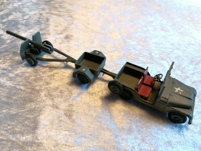 Modelbil, Tekno, Willys Jeep, model 814.
Fint sæt fra 60’erne, hvor kanonen skyder med tændstikker, 