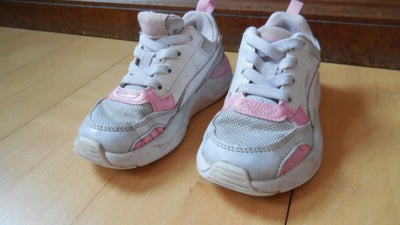 Sneakers, str. 28, Puma, piger, 17 cm. Joggingsko. Hvid og lyserød. Lettere slid. Elastik som snøreb