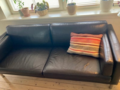 Sofa, læder, 3 pers. , Ikea, Jeg har 2 styks ikea sofa´er 

Den ene har et lille hul 

Mål 200 cm 
