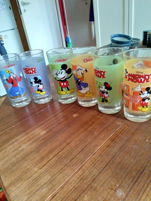 Glas, Drikke glas, Disney, 6 glas i perfekt stand aldrig brugt, kun vasket af

2 grønne med Mickey o