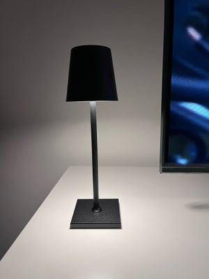 Lampe, Ny og ubrugt - leveres i original emballage. 
Flot og minimalistisk. 
Trådløs bordlampe i sor