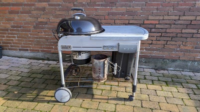 Kuglegrill, Weber, Weber performer med gas tænding. Der medfølger kulbakker og opstarts rør.