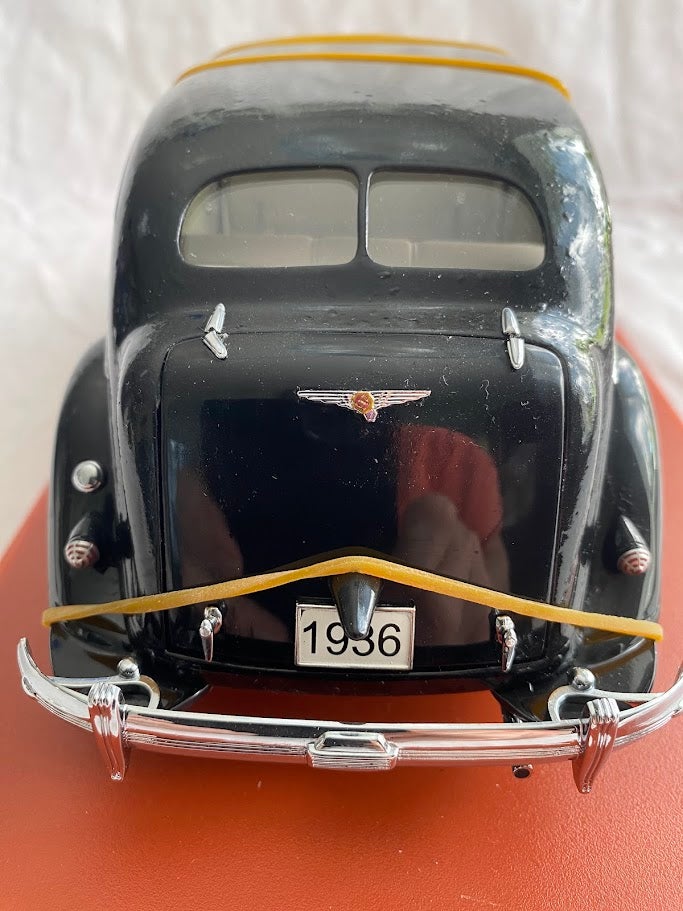 Modelbil, Chrysler Airflow Police Car. 1936. Signature,