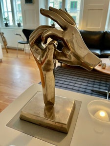 Flot kunst skulptur af Marco Evaristti (guldfisk)