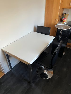 Spisebord m/stole, b: 80 l: 120, Spisebord inkl. 4 stole,
Bordet er bygget med udtræk, hvor det kan 