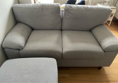 Sofa, 2 pers., Sælger grå 2-mandssofa. Der er enkelte pletter på sofaen, men tror godt de kan fjerne