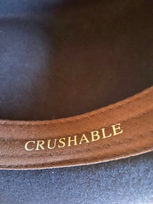 Hat, Crushable, str. L ,  Meget mørkebrun,  100% uld,  Næsten som ny, Mørke brun Waterproof  Crushab