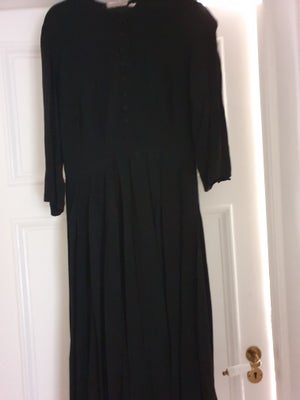 Anden kjole, Vintage, str. M,  Sort,  God men brugt, Vintage kjole hel sort med knapper ned foran ly