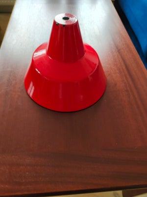 Anden loftslampe, Industrilampe i rød
30 cm diameter 
Uden ledning og fatning.