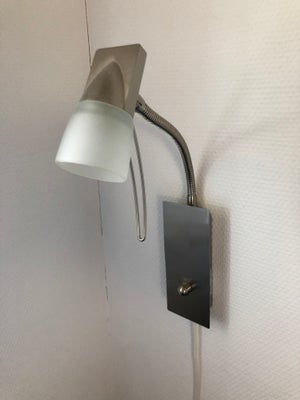 Væglampe, Super flot lampe stil ren design
Halogen
Højden 30 / 42 cm
Bredden 7 cm

Mobil pay
Sender 