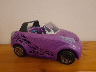 Andet, Monster High Scaris bil, Monster High Scaris bil i brugt stand. Selen ovenpå bagagerummet er 