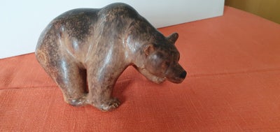 Keramik, Bjørn, Michael Andersen, Stor smuk bjørn fra MA
Den måler ca. 20 cm og er ca. 13 cm høj.
Pe