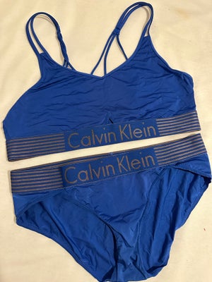 Undertøj, Sæt, Calvin Klein, str. L,  Blå, Flot blåt sæt fra Calvin Klein ??
Trusserne er str. M men