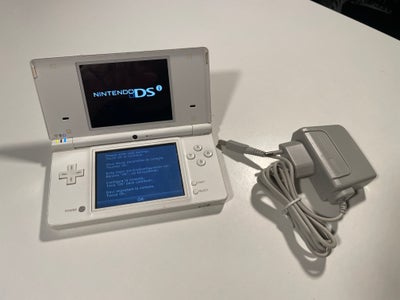 Nintendo DSI, God, Nintendo DSI konsol / maskine. Hvid.

Med oplader.

Formateret (alt er slettet på