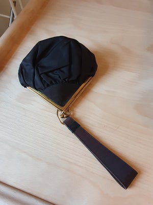 Clutch, Vintage, andet materiale, Vintage taske sort ca 16 cm x 16 cm med med fin messing med  lukni