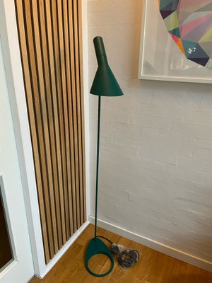 Arne Jacobsen, AJ Floor Dark Green v3, gulvlampe, Den ikoniske Louis Poulsen AJ Floor, i en flot mør