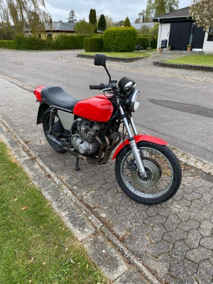 Suzuki, GS 550, 650 ccm, 1977, 60000 km, Rød, m.afgift, Veteran motorcykel til salg.
Jeg sælger denn