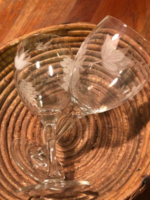 Glas, franske med slebet motiv, vinglas, meget fine glas med blomst og drue motiv slebet ind i glass