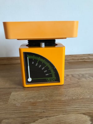 Køkkenvægt, EKS, Retro køkkenvægt vejer op til 350g.

H = 18 cm

Skålen på toppen er 17x10 cm