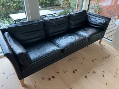 Sofa, læder, 3 pers., Rigtig fin sofa i sort læder og ben i træ. 

Længde: 206 cm 
Bredde: 77 cm
Sid