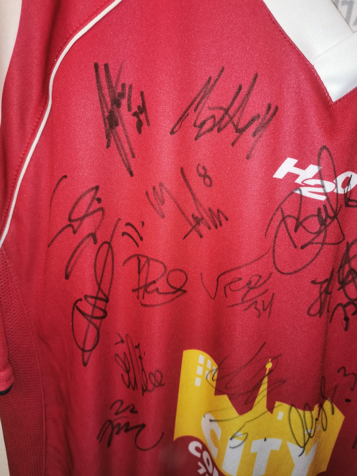 Fodboldtrøje, Fc Nordsjælland trøje med autografer, H2o