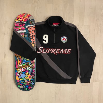 Anden trøje, Supreme, str. S,  Sort, rød,  Bomuld, polyester,  Næsten som ny, Supreme Equipé Half Zi